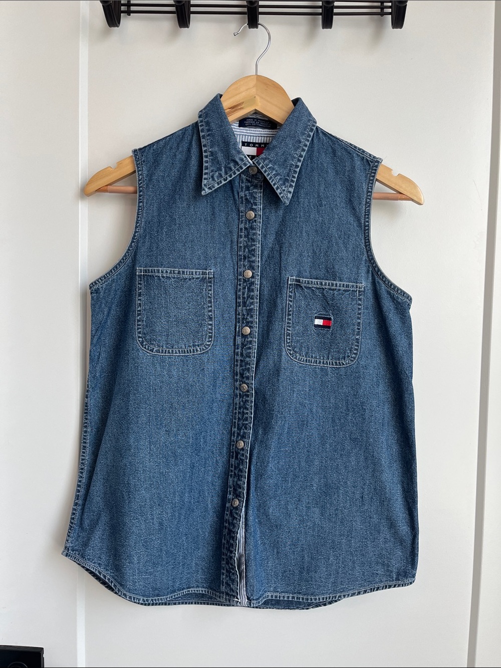 Y2K Tommy Hilfiger Sleeveless Denim Button-Down Top — Medium Blue Size 4